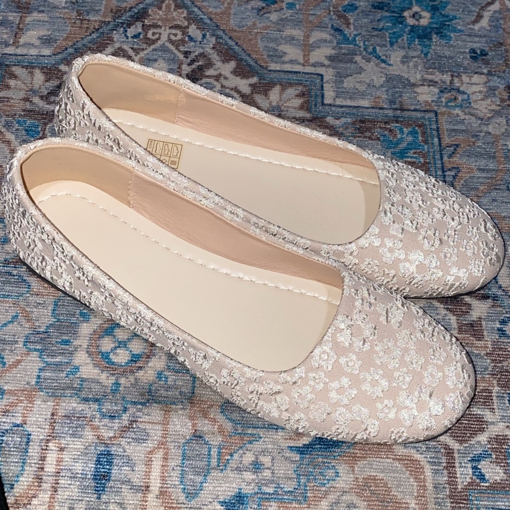 Elegant Cream Floral Women's Flats